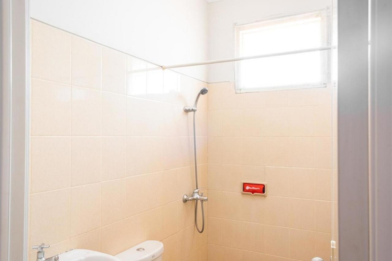 Готель Reddoorz Near Siloam Karawaci 3 Тангеранг Екстер'єр фото